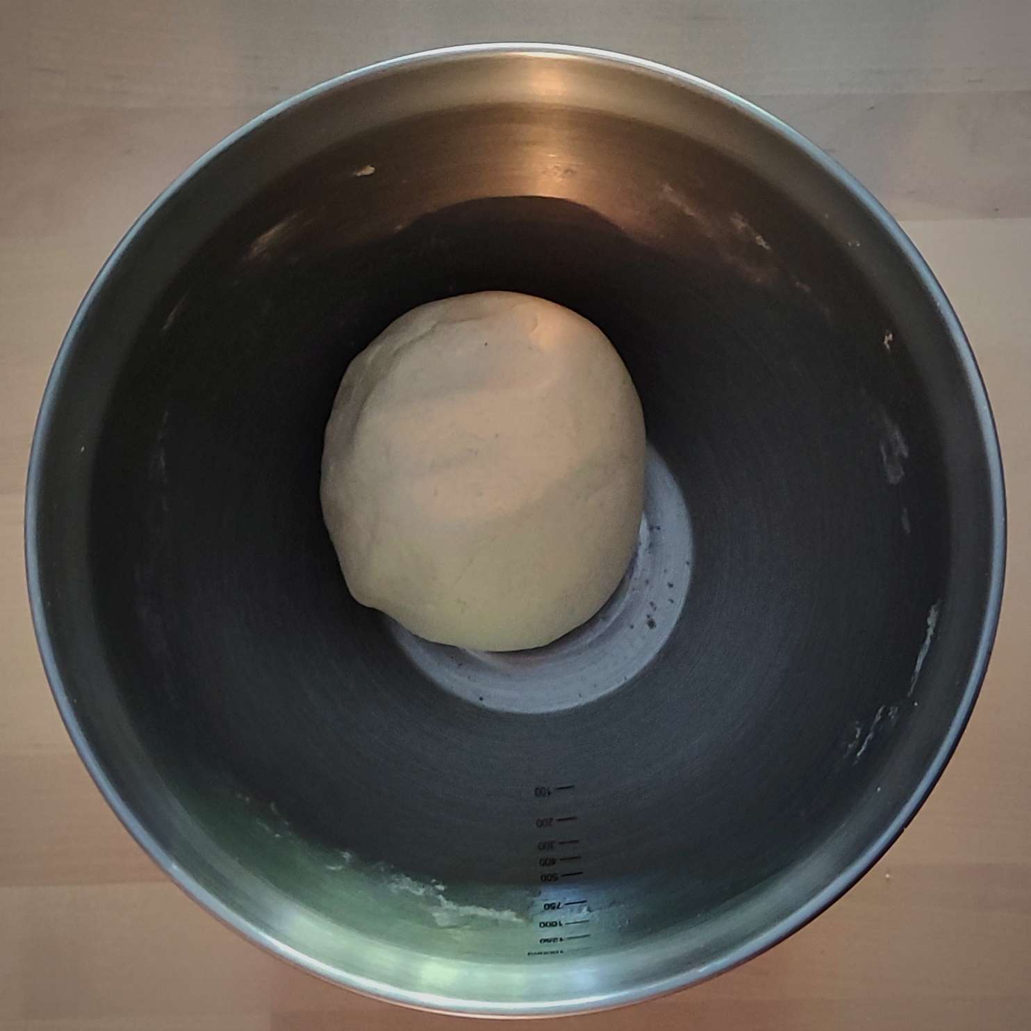 Photographie d'une boule de pâte dans un bol.